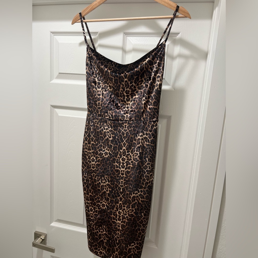 Elegant Leopard Print Spaghetti Strap Midi Dress